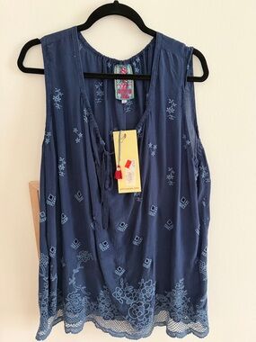 BNWT Johnny Was Women’s Sleeveless Embroidered Navy Blue Tank Top L